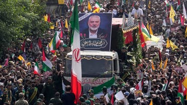 Iraníes siguen a un camión, en el centro, que transporta los ataúdes del líder de Hamas, Ismail Haniyeh, y su guardaespaldas, quienes fueron asesinados en un asesinato atribuido a Israel el miércoles, durante su ceremonia fúnebre en la plaza Enqelab-e-Eslami (Revolución Islámica) en Teherán, Irán, el jueves 1 de agosto de 2024. (AP)