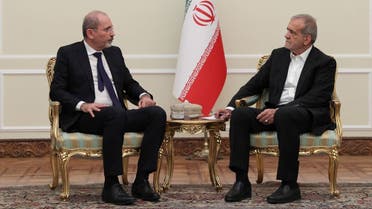 Una fotografía difundida por la oficina presidencial iraní muestra al presidente iraní Masoud Pezeshkian (derecha) reunido con el ministro de Asuntos Exteriores de Jordania, Ayman Safadi, en Teherán el 4 de agosto de 2024. (Vía AFP)