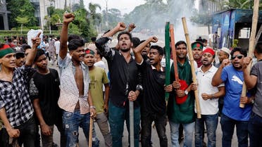 Los manifestantes gritan consignas después de ocupar una calle durante una protesta para exigir la dimisión de la primera ministra de Bangladesh, Sheikh Hasina, tras las protestas de los estudiantes por la reforma de las cuotas, en Dhaka, Bangladesh, el 4 de agosto de 2024. REUTERS/Mohammad Ponir Hossain