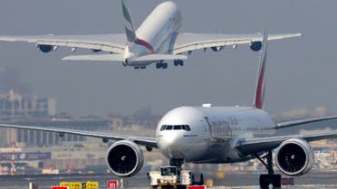 Un Airbus A380-800 despega detrás de un avión Boeing 777-300ER de Emirates en el Aeropuerto Internacional de Dubái, en Dubái, el 22 de noviembre de 2023. (AFP/Archivo)