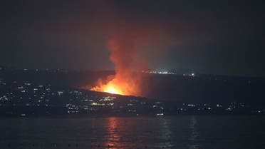 Una imagen muestra humo y fuego en la aldea libanesa de Byout El Saiyad en medio de hostilidades transfronterizas entre Hezbollah y las fuerzas israelíes, como se ve en Tiro, Líbano, el 19 de agosto de 2024. (Foto de archivo: Reuters)