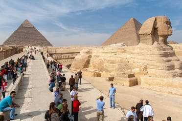 سياح بمنطقة الأهرامات في مصر - (آيستوك)