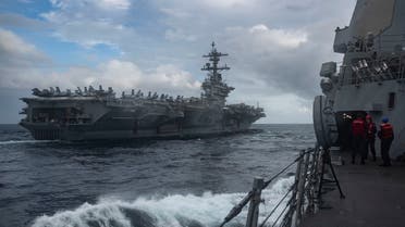 El destructor de misiles guiados de la clase Arleigh Burke USS Frank E. Petersen Jr. (DDG 121) se prepara para realizar un reabastecimiento de combustible en el mar con el USS Abraham Lincoln (CVN 72), el 20 de agosto de 2024. (Marina de los EE. UU.)