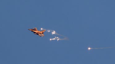 Esta fotografía tomada desde una posición en el norte de Israel muestra un avión de combate de la Fuerza Aérea israelí disparando bengalas mientras vuela para interceptar un avión hostil que despegó desde el Líbano sobre el área fronteriza con el sur del Líbano el 25 de agosto de 2024. (AFP)