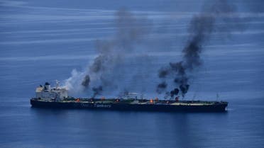 Las llamas y el humo se elevan desde el petrolero de bandera griega Sounion, que está en llamas desde el 23 de agosto, en el Mar Rojo, el 25 de agosto de 2024. (Reuters)