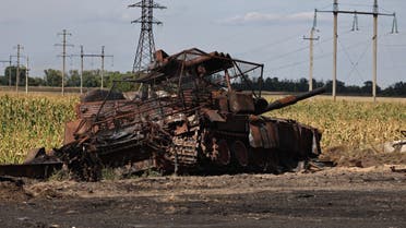 Esta fotografía, tomada el 16 de agosto de 2024 durante una gira de prensa organizada por Ucrania, muestra un tanque ruso destruido en las afueras de la ciudad rusa de Sudzha, controlada por Ucrania, en la región de Kursk, en medio de la invasión rusa en Ucrania. (AFP)