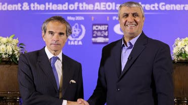 El director general del Organismo Internacional de Energía Atómica (OIEA), Rafael Grossi, saluda al director del Departamento de Energía Atómica de Irán, Mohammad Eslami, antes de una conferencia de prensa en Isfahán el 7 de mayo de 2024. (AFP)