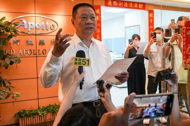 Hsu Ching-kuang (izq.), director de la empresa taiwanesa Gold Apollo, habla con los medios de comunicación fuera de la oficina de la empresa en la ciudad de Nueva Taipei el 18 de septiembre de 2024. (AFP)