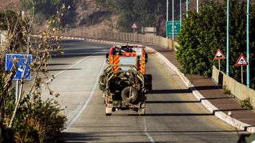 Soldados israelíes viajan en un vehículo militar detrás de un camión de bomberos después de que se dispararan cohetes desde el Líbano hacia Israel, en medio de hostilidades transfronterizas entre Hezbolá e Israel, en Kiryat Shmona, norte de Israel, el 18 de septiembre de 2024. REUTERS/Ayal Margolin ISRAEL FUERA. NO SE PERMITEN VENTAS COMERCIALES O EDITORIALES EN ISRAEL