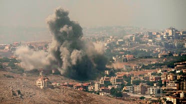 El humo se eleva tras los ataques aéreos israelíes en la aldea de Kfar Rouman, en el sur del Líbano, visto desde Marjayoun, el miércoles 25 de septiembre de 2024. (Foto AP/Hussein Malla)