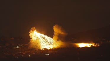 Una imagen tomada el 30 de septiembre de 2024 desde el norte de Israel, a lo largo de la frontera con el sur del Líbano, muestra un incendio tras un bombardeo israelí en una zona del sur del Líbano. (AFP)