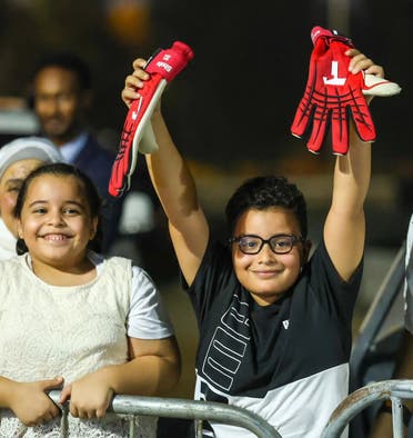 الطفل مع القفاز الخاص بمصطفى شوبير