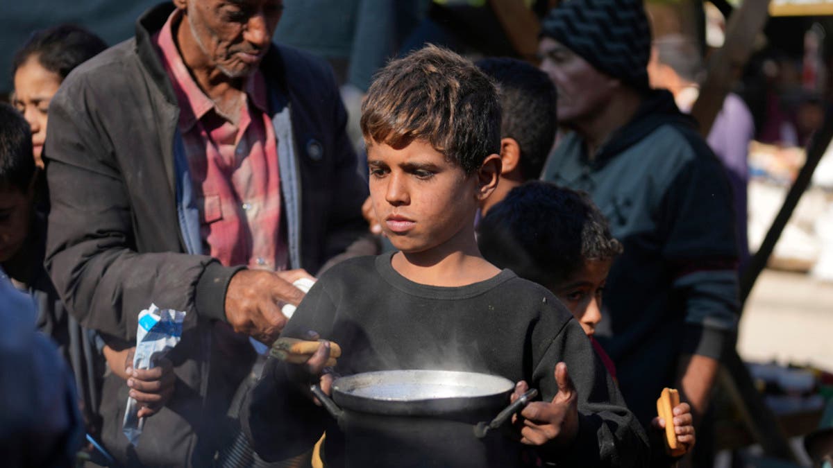 من يسرق طعام غزة.. عصابات سطو تحت أعين الجيش الإسرائيلي