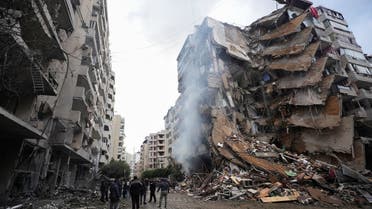 La gente camina junto a edificios dañados, tras los ataques israelíes en los suburbios del sur de Beirut, en medio de las hostilidades en curso entre Hezbolá y las fuerzas israelíes, Líbano, 25 de noviembre de 2024. REUTERS/Mohammed Yassin