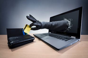 تعبيرية عن الاحتيال والسرقة عبر التسوق الإلكتروني - آيستوك
