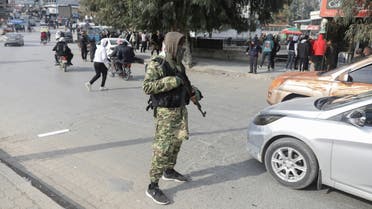 Un combatiente rebelde sostiene un arma, después de que los rebeldes liderados por HTS intentaran sacar provecho de su rápida toma de Alepo en el norte y Hama en el centro-oeste de Siria avanzando hacia Homs, en Hama, Siria, el 6 de diciembre de 2024. (Reuters)