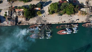 Μια αεροφωτογραφία δείχνει πλοία του συριακού πολεμικού ναυτικού που καταστράφηκαν κατά τη διάρκεια μιας ολονύκτιας ισραηλινής επίθεσης στο λιμάνι της Λαττάκειας στις 10 Δεκεμβρίου 2024. (AFP)