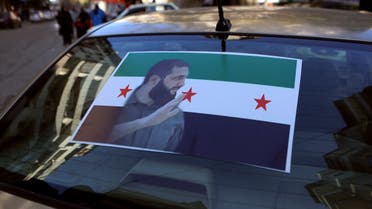 El retrato del líder de Hayat Tahrir al-Sham (HTS), Abu Mohammed al-Jolani, aparece en la parte trasera de un automóvil en la ciudad costera siria de Latakia, el 10 de diciembre de 2024. (AFP)