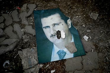 Un retrato dañado del derrocado presidente sirio Bashar al-Assad yace en el suelo en la ciudad portuaria de Latakia, en el oeste de Siria, el 15 de diciembre de 2024. (AFP)