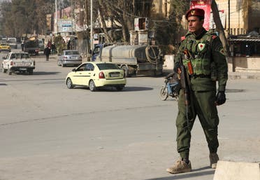 Un miembro de las Fuerzas Democráticas Sirias (FDS) lideradas por los kurdos se encuentra en una calle, después de que la oposición tomó la capital y derrocó al presidente sirio Bashar al-Assad, en Hasakah, Siria, el 11 de diciembre de 2024. (Reuters)