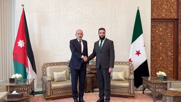 La fotografía difundida por el Ministerio de Asuntos Exteriores de Jordania muestra al ministro de Asuntos Exteriores de Jordania, Ayman Safadi (izq.), siendo recibido por el líder de Hayat Tahrir al-Sham (HTS), Ahmed al-Sharaa (también conocido como Abu Mohammad al-Jolani), en Damasco el 23 de diciembre de 2024. (Foto del Ministerio de Asuntos Exteriores de Jordania / AFP)