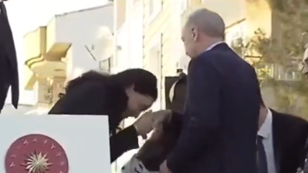 قبلت يد أردوغان وتباركت بها.. فيديو لنائبة يثير جدلاً