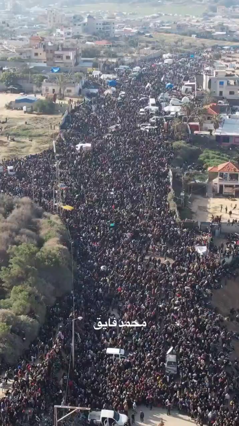 حشود تنتظر العودة إلى شمال غزة