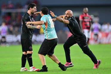 تشويكو (على اليمين) هو جندي سابق في البحرية خدم في العراق وأفغانستان ويحمي ميسي الآن