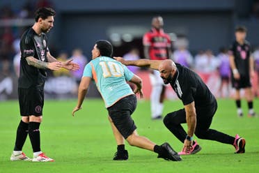 بعد سقوطه، قفز الحارس الشخصي بسرعة إلى الخلف لإجبار المشجع على الابتعاد عن ميسي.