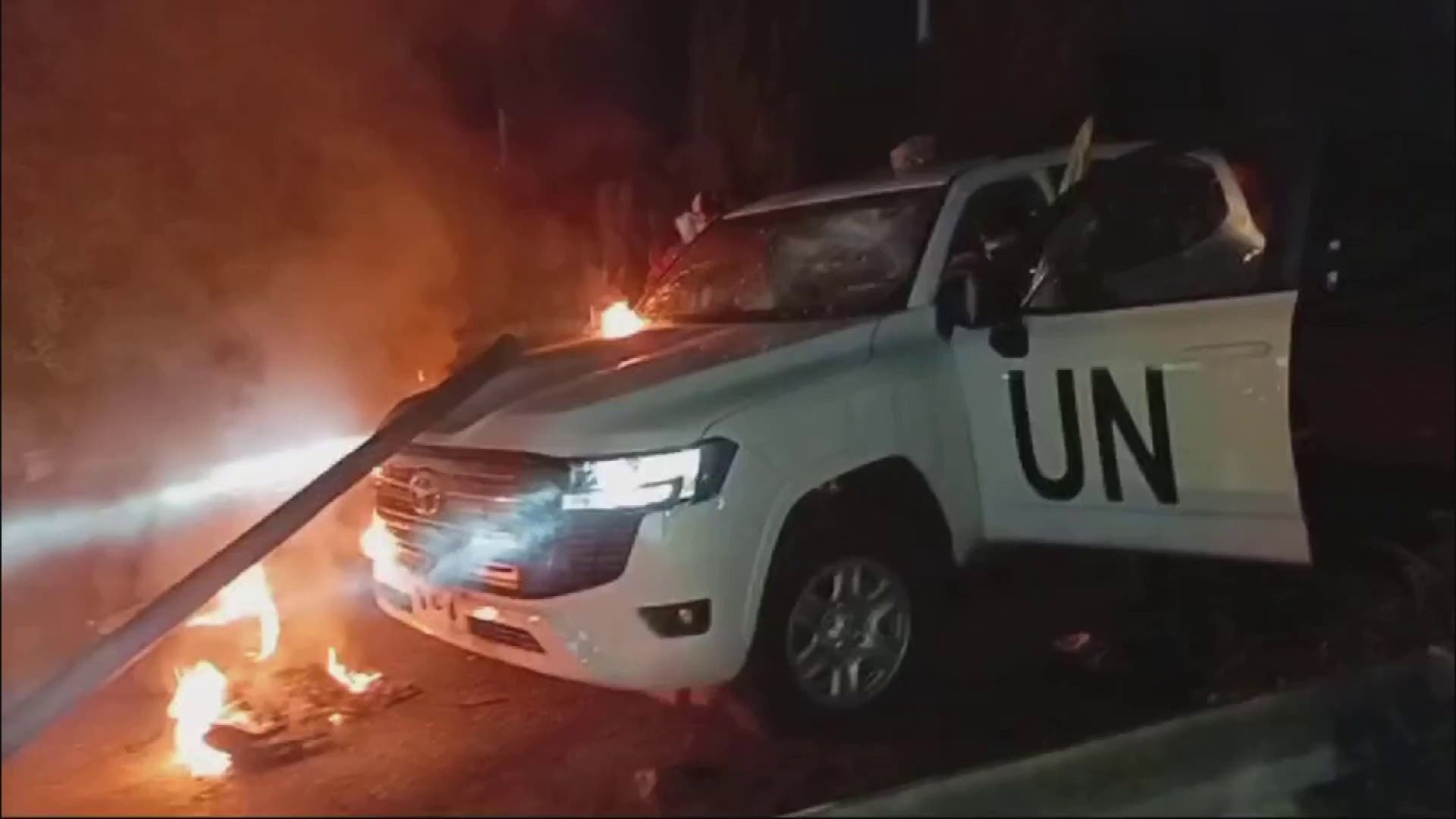 Youth smash and burn cars UNIFIL