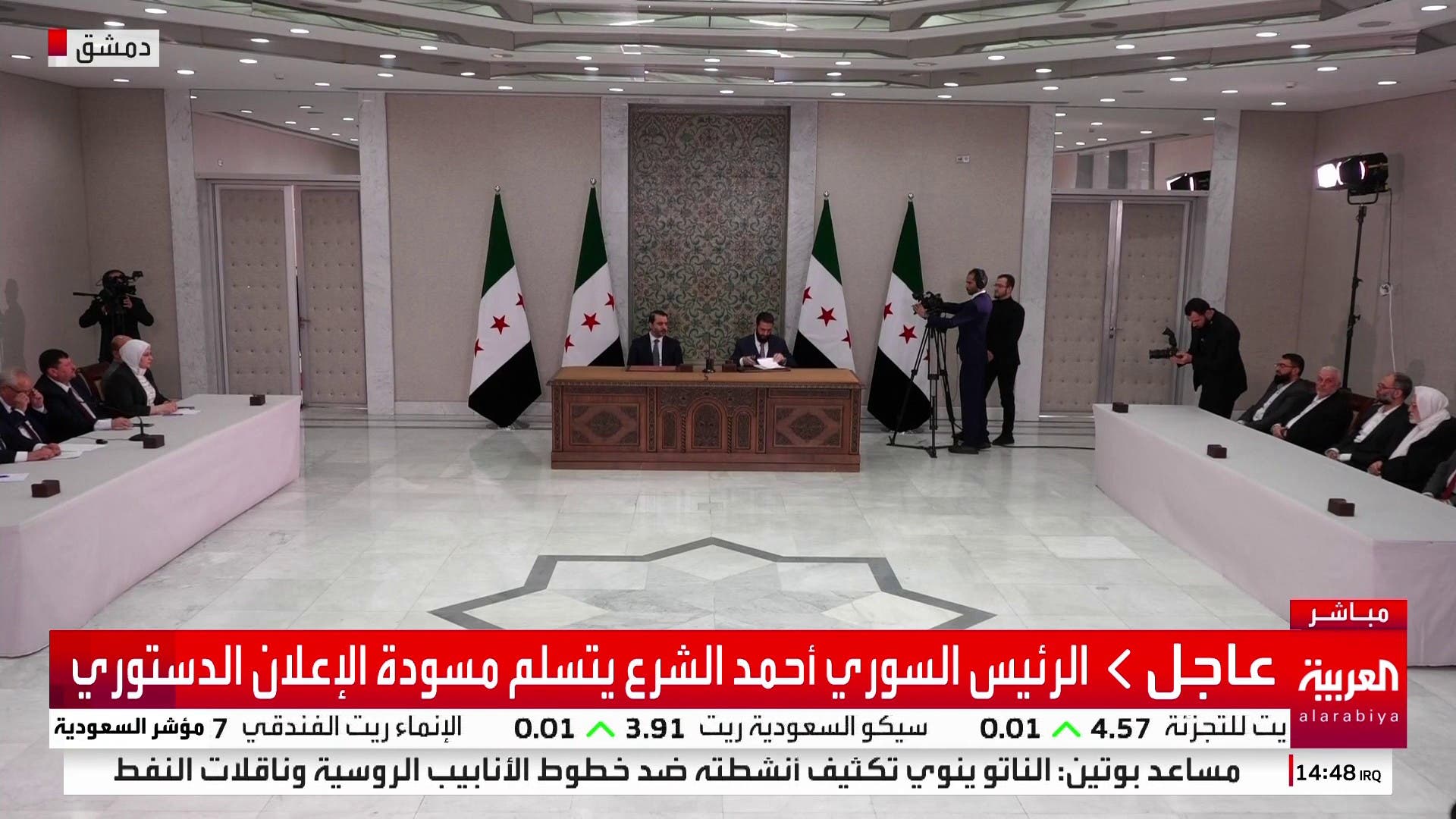 الرئيس السوري أحمد الشرع يوقع الإعلان الدستوري  