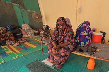 نازحون سودانيون قرب الحدود مع مصر (فرانس برس)