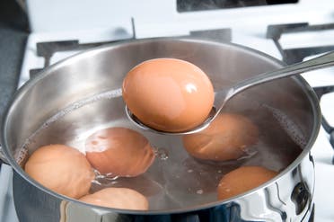تعبيرية عن سلق البيض - آيستوك