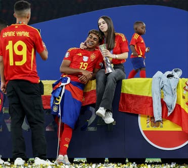 ولد لامين في برشلونة لأب مغربي وأم من غينيا الاستوائية