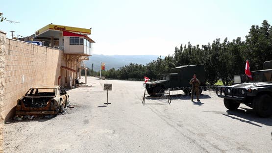 חבר צבא לבנון עומד בכניסה לדיר מימאס, דרום לבנון, 17 בפברואר 2025. רויטרס/אמילי מאדי
