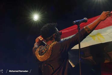 محمد رمضان يرفع علم مصر