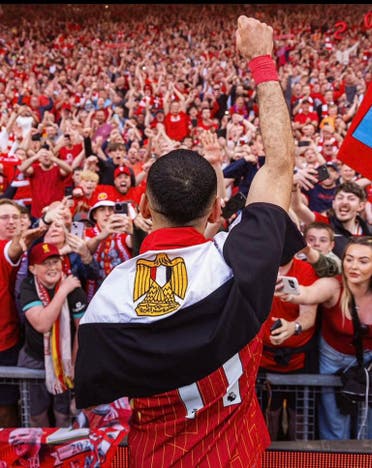 محمد صلاح يرفع علم مصر