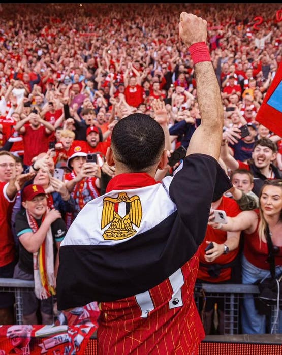 محمد صلاح يرفع علم مصر
