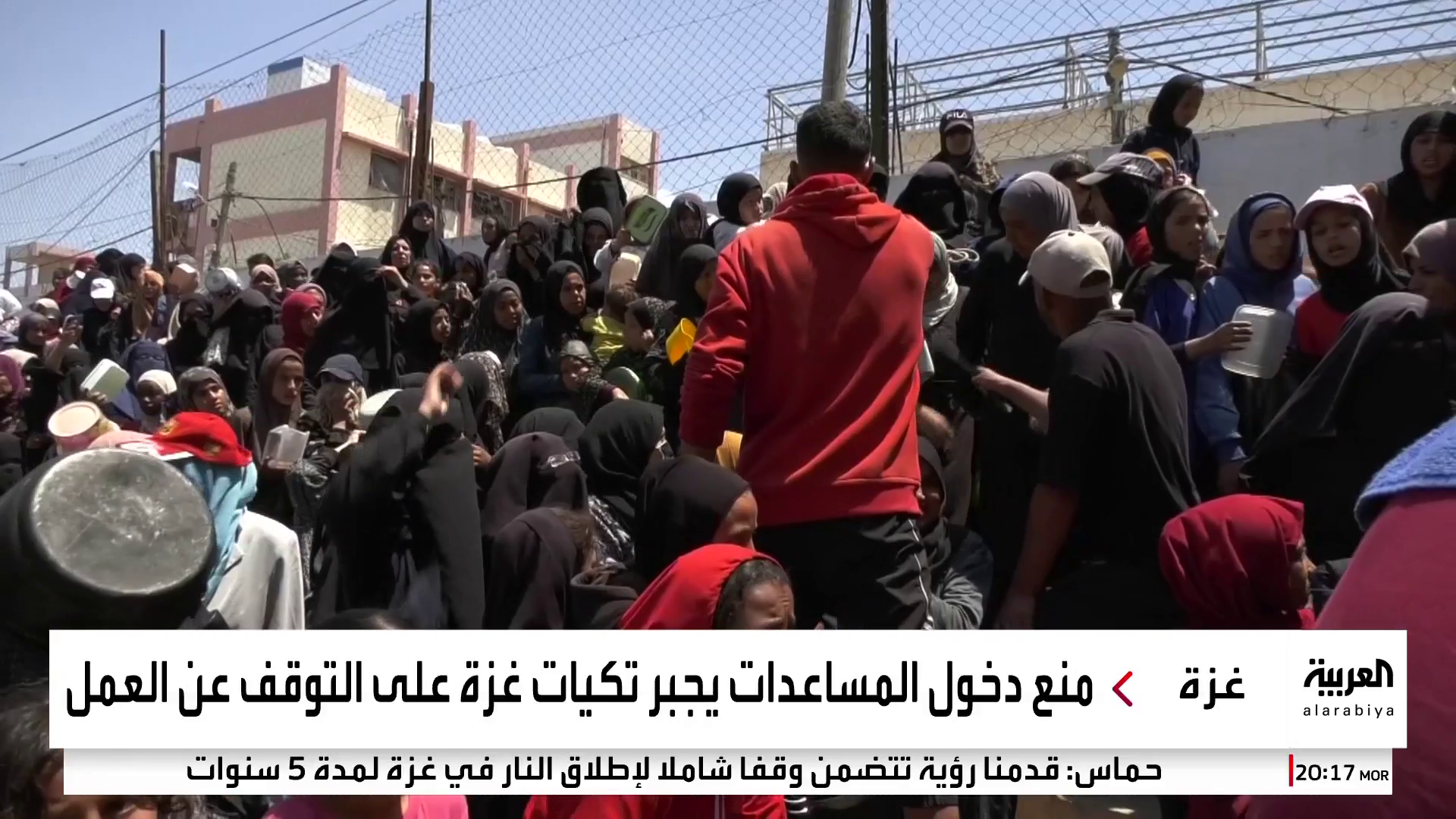 الآلاف يتوافدون على تكية النصيرات بسبب المجاعة في غزة الآلاف يتوافدون على تكية النصيرات بسبب المجاعة في غزة
