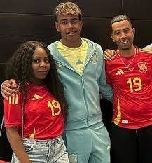 موهبة برشلونة مع والده ووالدته