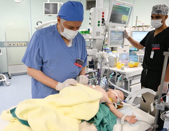 الدكتور الربيعة مع التوأم الطفيلي قبيل العملية 