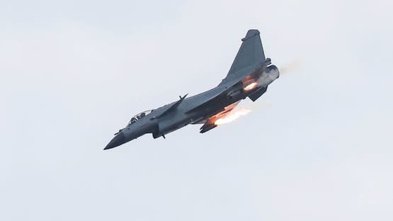 Ένα κινεζικό μαχητικό αεροσκάφος Chengdu J-10 εκτελεί πτήση κατά τη διάρκεια του διαγωνισμού Aviadarts, στο πλαίσιο των Διεθνών Στρατιωτικών Αγώνων 2021, στο πεδίο βολής Ντουμπρόβιτς έξω από το Ριαζάν της Ρωσίας, 27 Αυγούστου 2021. (Reuters)