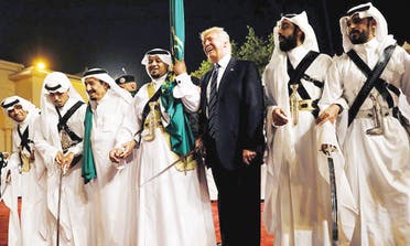 الرئيس ترامب مؤدياً العرضة السعودية في عام 2017 - مصدر الصورة: واس 