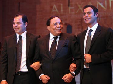 الفنان عادل إمام يتوسط أبناءه محمد ورامي - مهرجان الأفلام الدولي لدول البحر الأبيض المتوسط الإسكندرية 2008 - فرانس برس