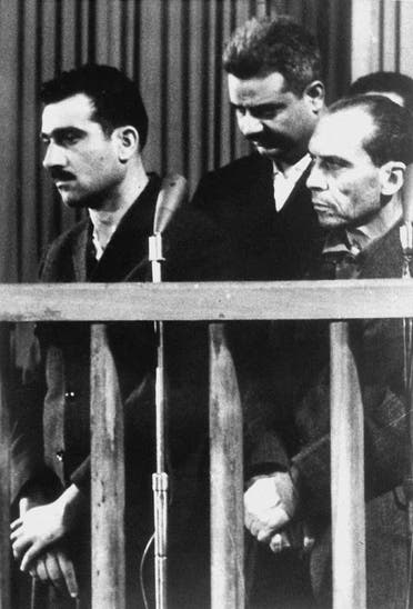 صورة مؤرخة في 9 مايو 1965 تظهر الجاسوس الإسرائيلي إيلي كوهين (يسار) واثنين من المتهمين الآخرين المجهولين، أثناء محاكمتهم في دمشق، قبل عشرة أيام من إعدامه (فرانس برس)
