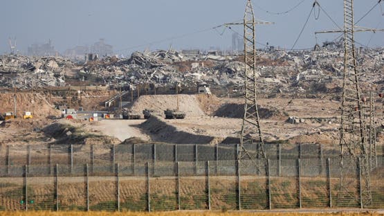 Στρατιωτικά οχήματα επιχειρούν εντός της Γάζας, όπως φαίνεται από την ισραηλινή πλευρά των συνόρων Ισραήλ-Γάζας, 19 Μαΐου 2025. REUTERS/Ronen Zvulun TPX ΕΙΚΟΝΕΣ ΤΗΣ ΗΜΕΡΑΣ