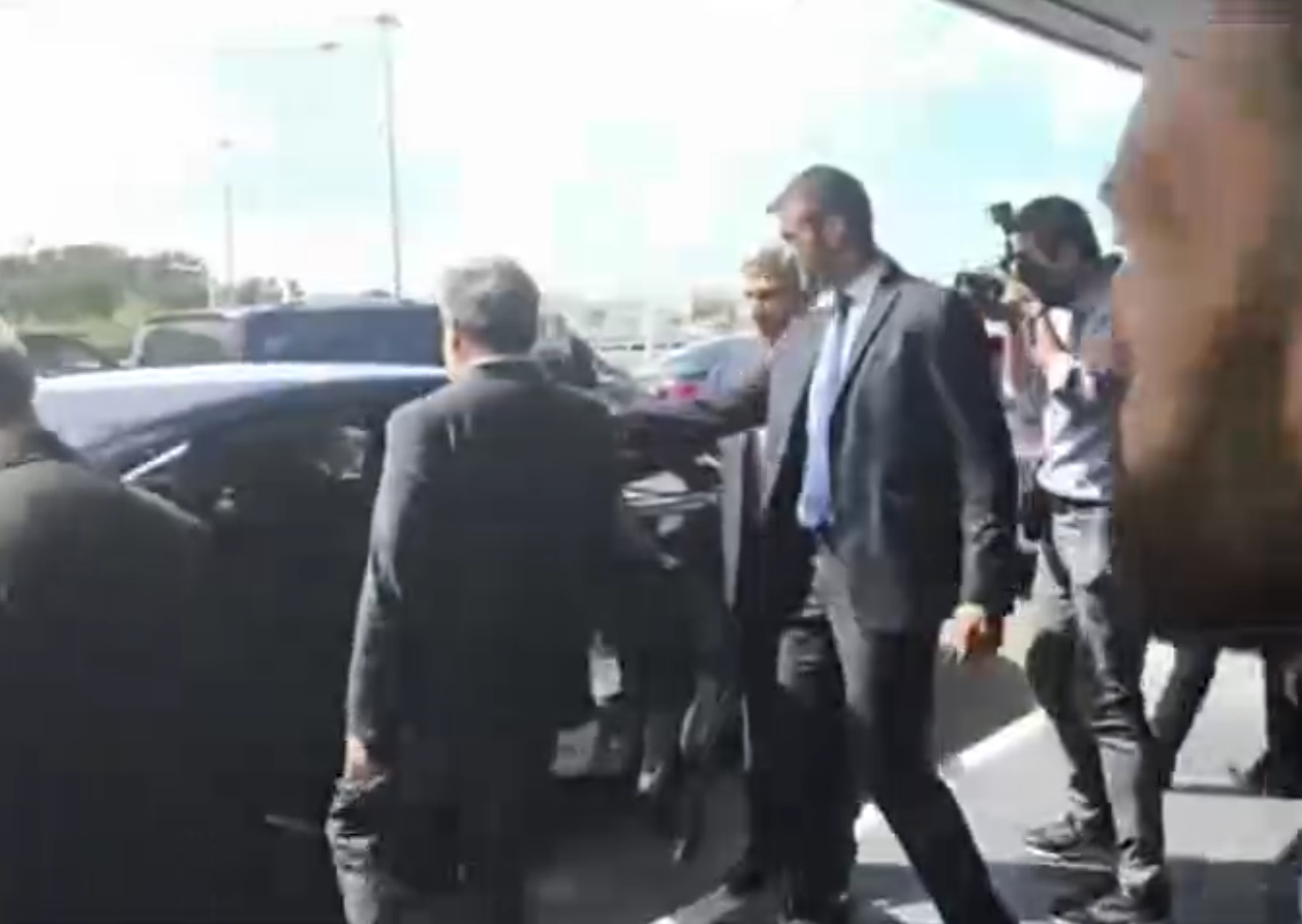 مغادرة الفريق الإيراني باتجاه الفندق قبيل بدء المفاوضات مغادرة الفريق الإيراني باتجاه الفندق قبيل بدء المفاوضات
