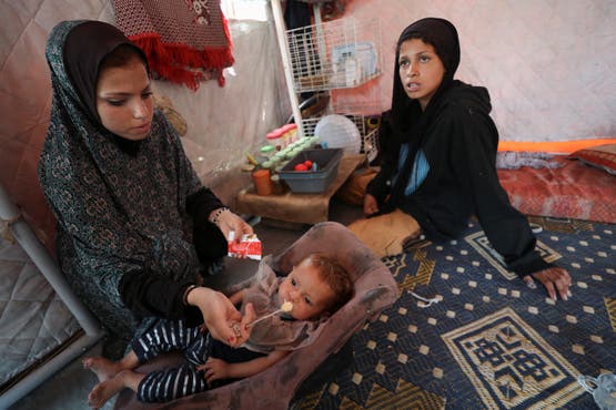 فلسطينية تطعم صغيرها في غزة - 22 مايو 2021