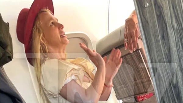أشعلت سيجارة ودخنت.. بريتني سبيرز تثير ذعر مضيفي طيران