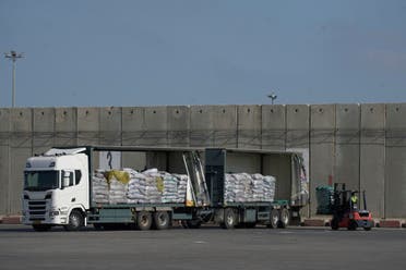 شاحنات محملة بالمساعدات الإنسانية لقطاع غزة تظهر عند معبر كرم أبو سالم في جنوب إسرائيل، الثلاثاء 20 مايو 2025. (أ ب)